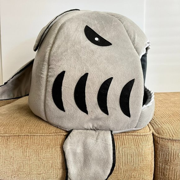 Cat or Dog Shark Bed - Grey - Picture 2 of 16